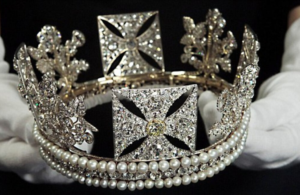 1333 Diamond Tiara @Ana Gavino / Pinterest.com